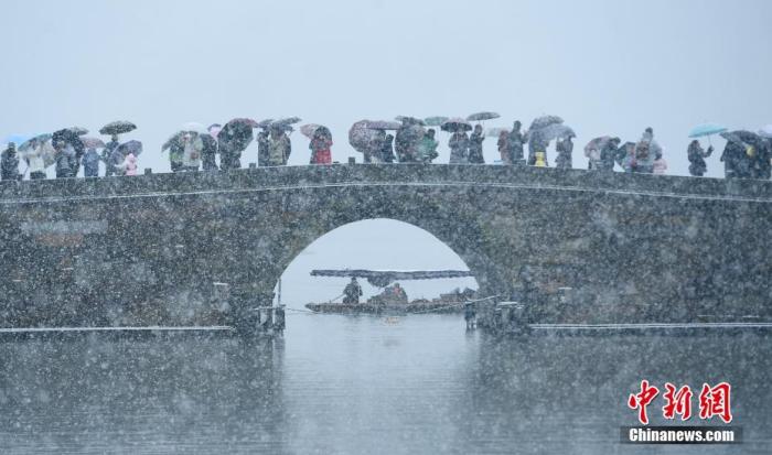 雪中的西湖美景吸引游人。 <a target='_blank'  data-cke-saved-href='/' href='/'>中新社</a>記者 王剛 攝
